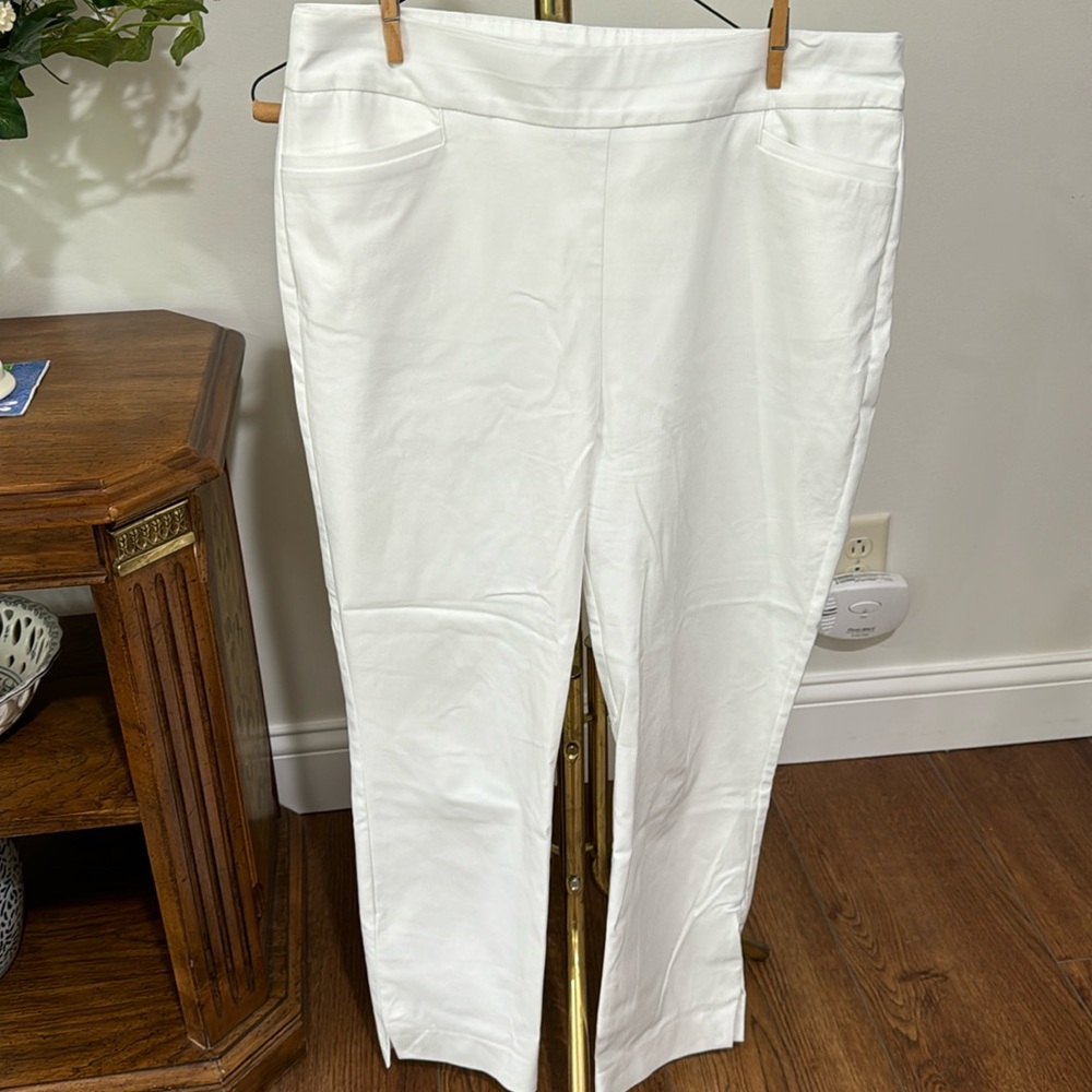 Chico’s sz 1.5 white pullon pants